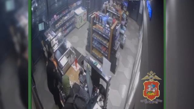 В Чехове грабитель взорвал петарду на АЗС и забрал из кассы 85 тысяч рублей смотреть онлайн