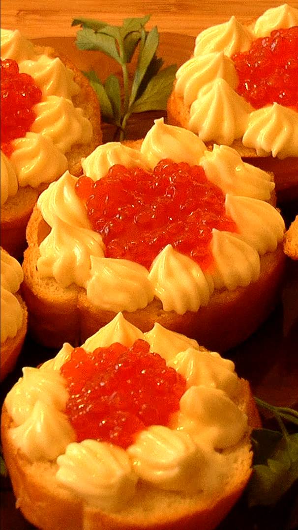 🎄 Как красиво подать закусочные бутерброды с красной икрой смотреть онлайн