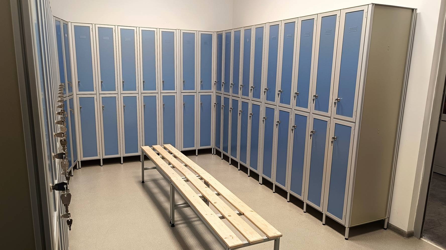 Оборудование раздевалки завода по производству мягких сыров «UNAGRANDE» шкафами «AQUALOCKER» смотреть онлайн