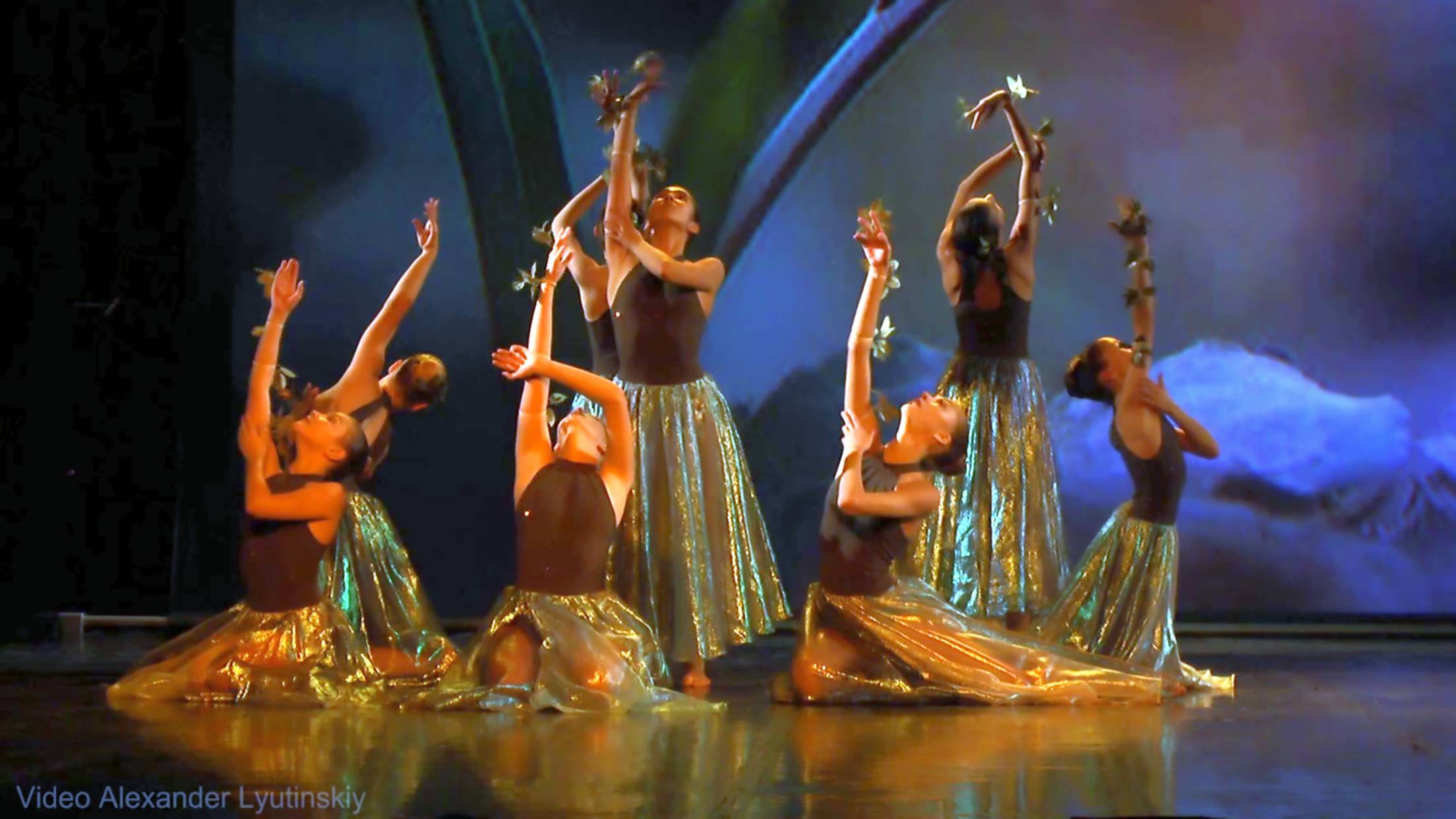 Ансамбль современного классического танца "Росинка" с номером "Пробуждение" смотреть онлайн