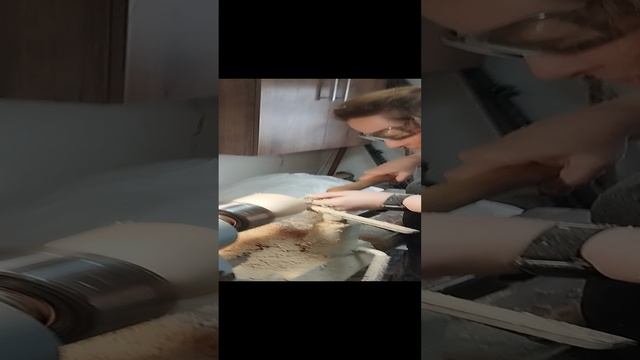 Хрупкая девушка уверенно выбирает полость на токарном станке по дереву смотреть онлайн