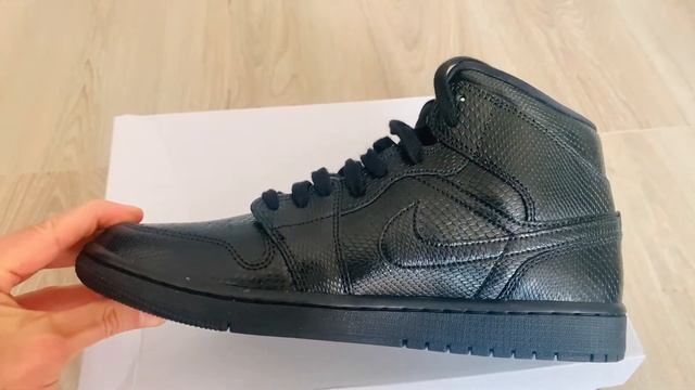 Air Jordan 1 Mid Black SnakeSkin смотреть онлайн