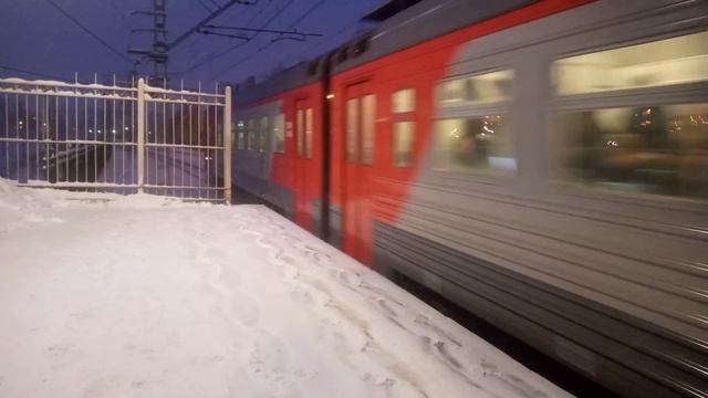 Электропоезд эт2м-114 Сообщением Санкт-Петербург Малая Вишера Прибывает на станции Колпино смотреть онлайн