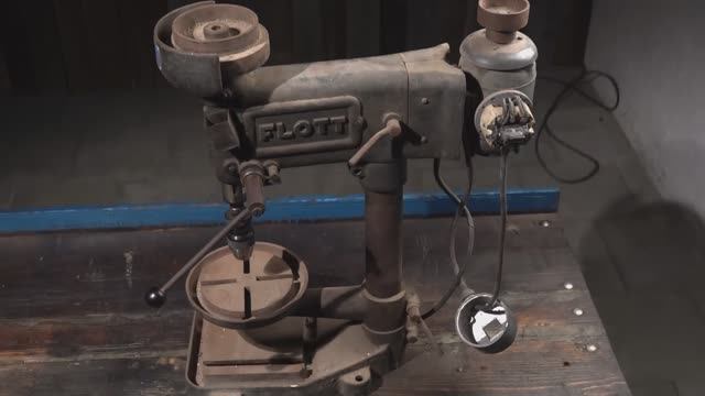 Реставрация 70-ти летнего сверлильного станка. смотреть онлайн