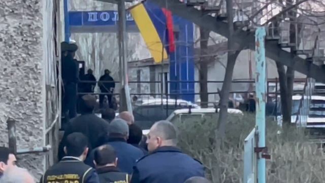 Спецслужбы обезвредили мужчину с гранатой у полицейского участка в Ереване смотреть онлайн