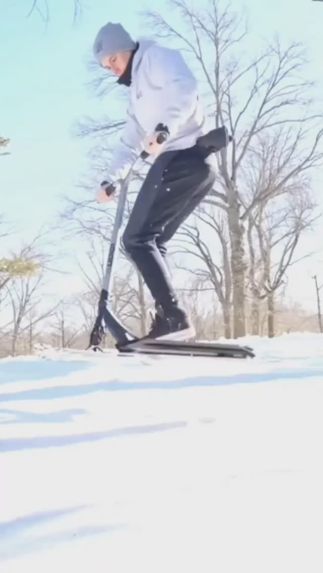 развлекаемся зимой. батутный трюковой самокат, лыжи, зимний снежный Сноускут Самокаткрут смотреть онлайн