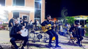 Невероятный голос! Чеченский певец поражает мастерством игры на гитаре