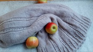 О делах вязальных. Свитер спицами с воротником хомут.