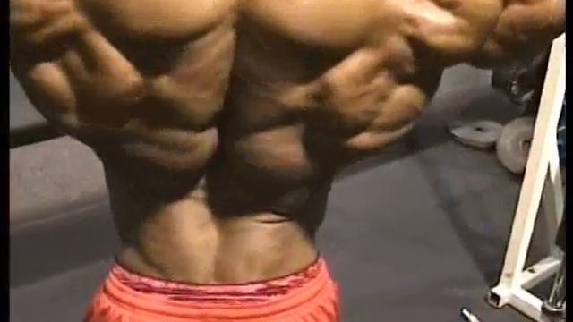 Bodybuilder David Henry trains back, delts смотреть онлайн