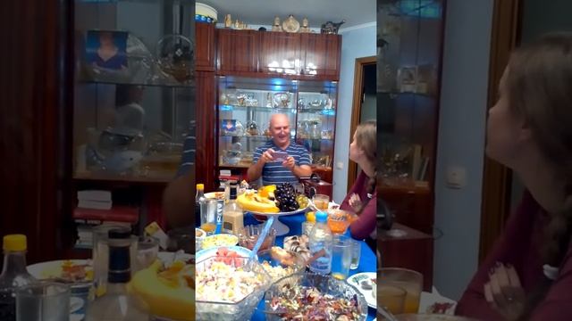 А ВАС ТАКЖЕ ВСТРЕЧАЮТ, КОГДА ВЫ ПРИХОДИТЕ В ГОСТИ??? смотреть онлайн