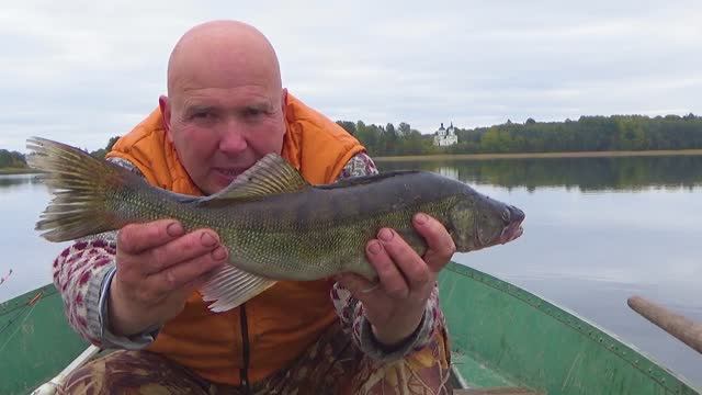 Рыбалка на троллинг.Судак у церкви-здесь медом намазано