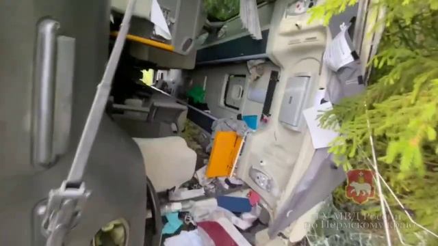 В Пермском крае перевернулся автобус: пассажир снял аварию из салона смотреть онлайн