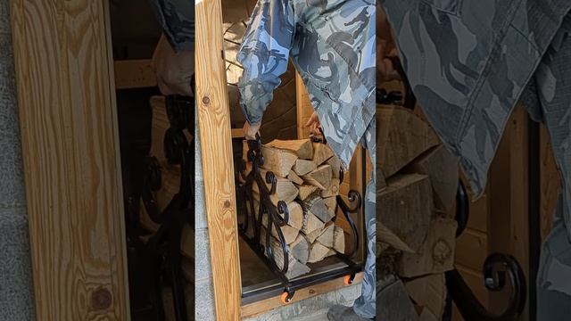 Красивая дровница на колёсиках в баню смотреть онлайн