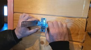 ПЛАВАЮЩИЙ КАРКАС ИЗ МЕТАЛЛИЧЕСКОГО ПРОФИЛЯ В ДОМЕ ИЗ БРУСА