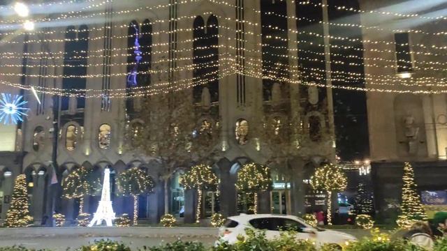 Sakartvelo, Tbilisi 2022. Новогодняя ёлка у здания парламента. смотреть онлайн