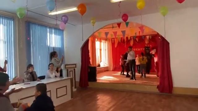 Кенбай орта мектебі "Жалын" еріктілер клубы Оралбай Эльдардың орындауында "Ностальгия" әні. смотреть онлайн