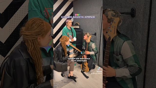 в 1 ухо вылетело, 2е не слышит, 3е уже пьёт🍺