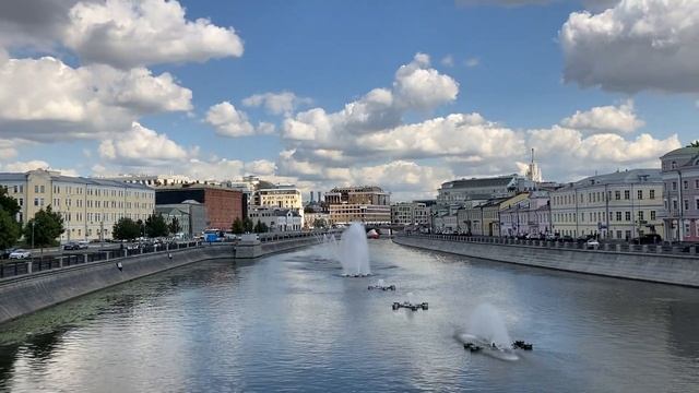 Фонтаны на водоотводном канале Москвы Fountains on the drainage canal of Mosco смотреть онлайн
