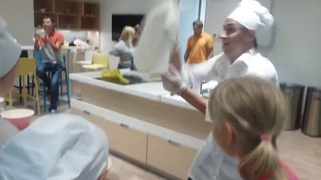 Процесс мастер-класса по приготовлению пиццы смотреть онлайн