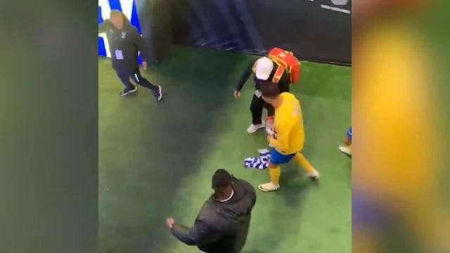 Роналду засунул шарф соперника себе в трусы и вытер промежность смотреть онлайн