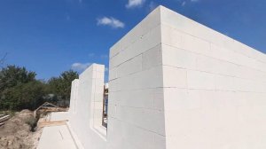 КЛАДКА ГАЗОБЕТОНА НА БЕЛЫЙ КЛЕЙ С ЧЕТВЕРТЯМИ НА ОКОННЫХ ПРОЕМАХ