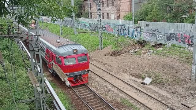 Владивостокская электричка ныряет под путепровод смотреть онлайн