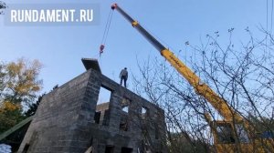 укладка плит перекрытия на второй уровень в доме из арболита 2021г