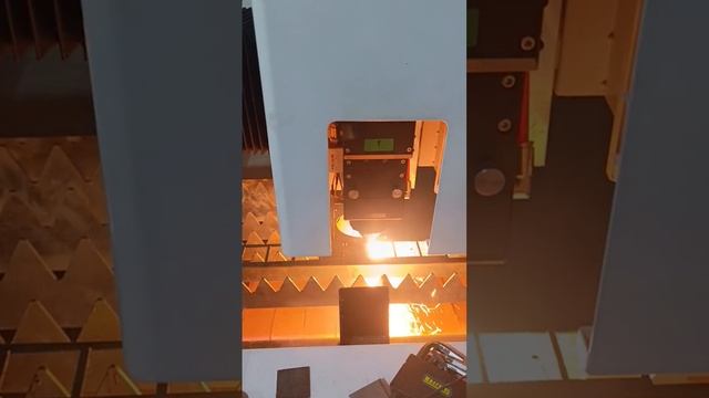 Резка металла на оптоволоконном лазерном станке XTC-1530H/6000 Raycus во время ПНР смотреть онлайн