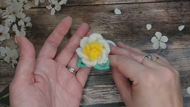 Резинки для волос с цветком из шерстяной пряжи 🌸 ЦВЕТЫ НА РЕЗИНКЕ БЕЗ КРЮЧКА смотреть онлайн
