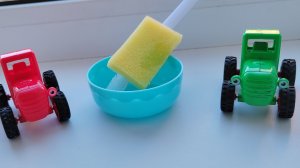 Моем стол с синим и красным трактором