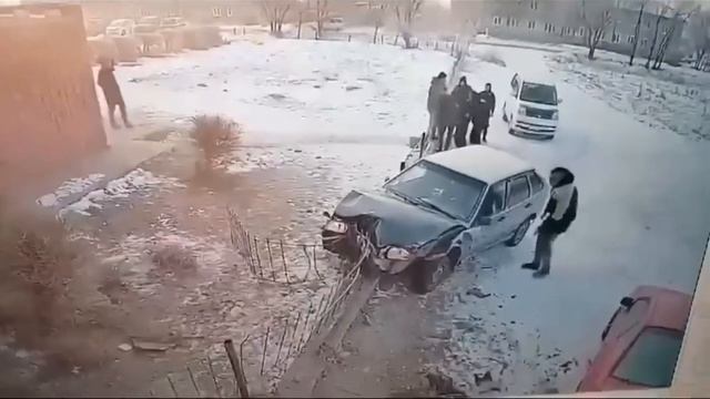 Машина влетела в группу школьников в Усть-Абакане смотреть онлайн