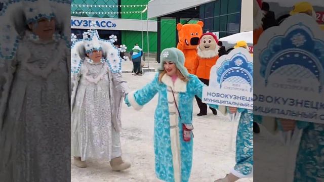 Сибирские снегурочки провели самый массовый хоровод в России смотреть онлайн