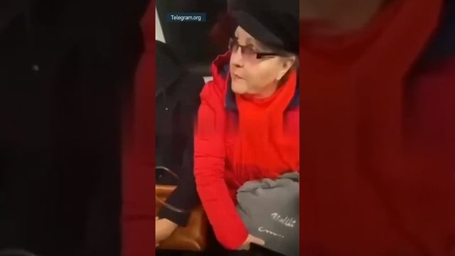 В метро Москвы женщина побила подростка, не уступившего ей место смотреть онлайн