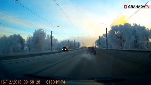 В Магнитогорске «пятнадцатая» вылетела на «встречку» на мосту смотреть онлайн