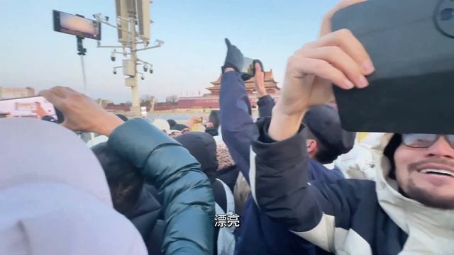 阿富汗校长首次体验升国旗仪式，被“中国精神”感动，直呼“我爱中国”！【藏锋Kevin】 смотреть онлайн