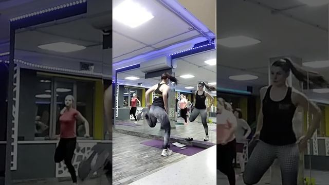 Разминка — это комплекс упражнений для подготовки тела к физической нагрузке. Фитнес. Растяжка. смотреть онлайн