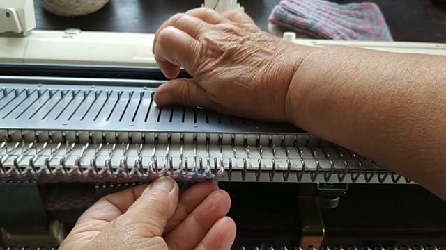 НОСКИ НА ДВУХФОНТУРНОЙ МАШИНЕ 3 КЛАССА. ///ЛЕГКО И ПРОСТО/// смотреть онлайн