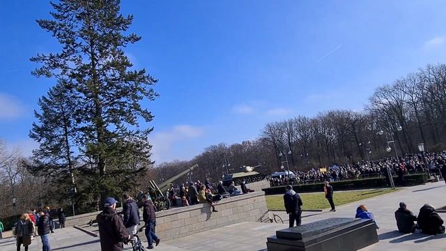Демонстрация солидарности с #Ukraine в центре Берлина. 500 тыс. участников. Германия. смотреть онлайн