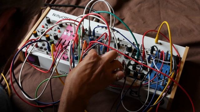 Playing with the Buchla & Tiptop Audio's Dual Oscillator 258t смотреть онлайн