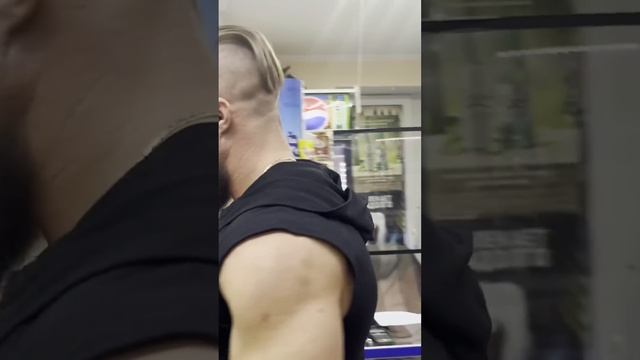 БЕШЕНЫЙ ПРОДАВЕЦ ОРЁТ МАТОМ! #магазин #просрочка #полиция #мигрант #директор #проверка #24часа смотреть онлайн