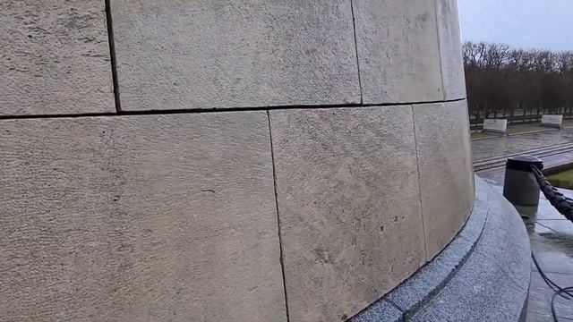 ✝️Осквернение вандалами мемориала советским воинам в Трептов-парке. Берлин. Германия. 08.04.2022. смотреть онлайн