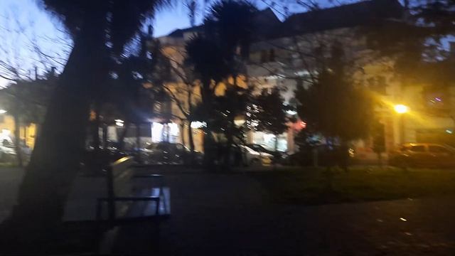 ГРУЗИЯ 2023) ВЕЧЕРНИЙ ЦЕНТР БАТУМИ🌟СИЖУ НА СКАМЕЙКЕ,ПЬЮ ВИНО✌️😎🍷🍷🍷 3 ЯНВАРЯ 2023 ГОДА)))