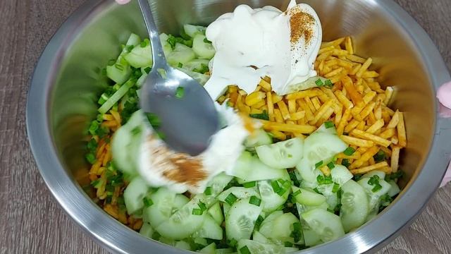 Салат з хрусткою картопляною соломкою🥔 салати на святковий стіл🎄 | Абетка рецептів смотреть онлайн