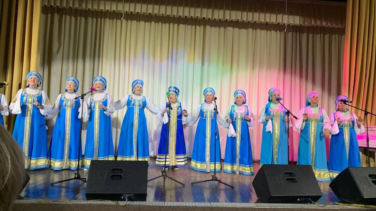 "Не грусти калина",    "Матушка Россия".