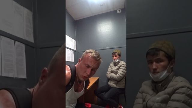 ОДЕЛИ НАРУЧНИКИ И НЕЗАКОННО ЗАДЕРЖАЛИ! #задержание #полиция #тюрьма #блогер #закон #нарушение #менты смотреть онлайн