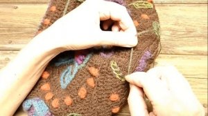 Вышивка на вязаном изделии Листочек петельным швом