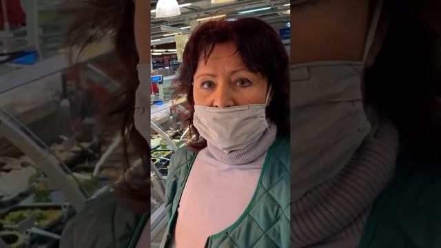 БАБА ГАЛЯ НАКИНУЛАСЬ НА ПОКУПАТЕЛЯ! ЗАБИРАЕТ КАМЕРУ И КАЧАЕТ ПРАВА! #магазин #директор #просрочка смотреть онлайн