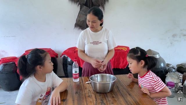 三胎生活：女儿第一次学做木莲果冻，吃得贼香贼香的 смотреть онлайн