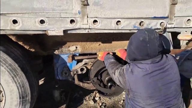 Дальнобой по России МОРОЗ — 33 СЛОМАЛО ОСЬ НА ПОЛУПРИЦЕПЕ БРАТСТВО ДАЛЬНОБОЙЩИКОВ#зима2024#санкции смотреть онлайн