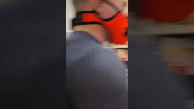 ПРИСТАЛ К РУССКОЙ ДЕВУШКЕ!БЕСПРЕДЕЛ #магазин #просрочка #полиция #русский #проверка смотреть онлайн